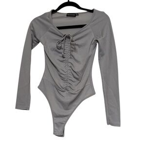 PrettyLittleThing Gray Ruched Front Tie Long Sleeve Bodysuit Size 2